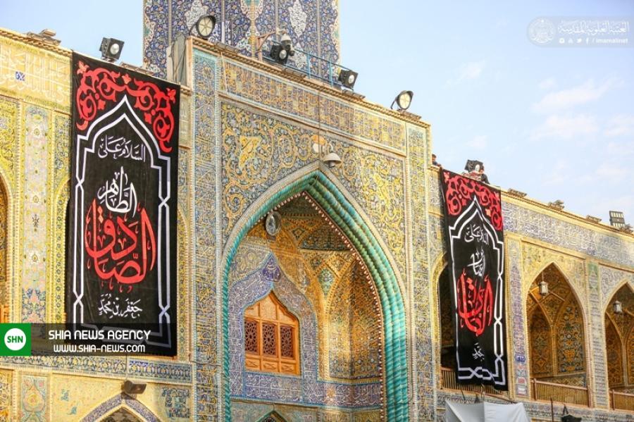 اهتزاز پرچم سیاه مزین به نام یا جعفرصادق(ع) بر بارگاه مطهر علوی