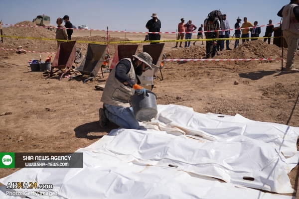 تصاویر/ بیرون کشیدن قربانیان داعش از گور دسته جمعی در نینوا