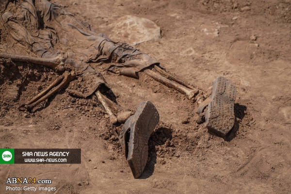 تصاویر/ بیرون کشیدن قربانیان داعش از گور دسته جمعی در نینوا