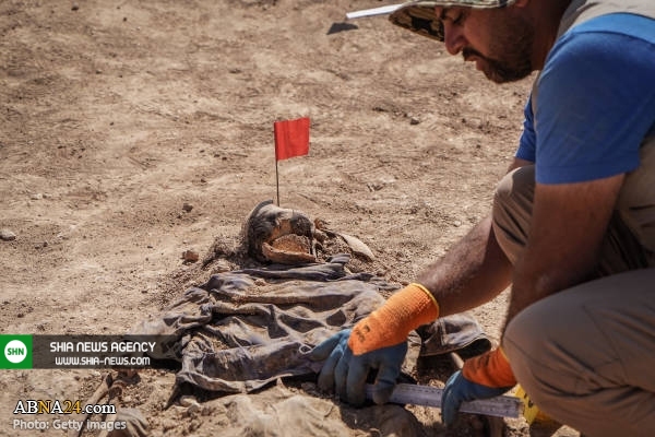 تصاویر/ بیرون کشیدن قربانیان داعش از گور دسته جمعی در نینوا