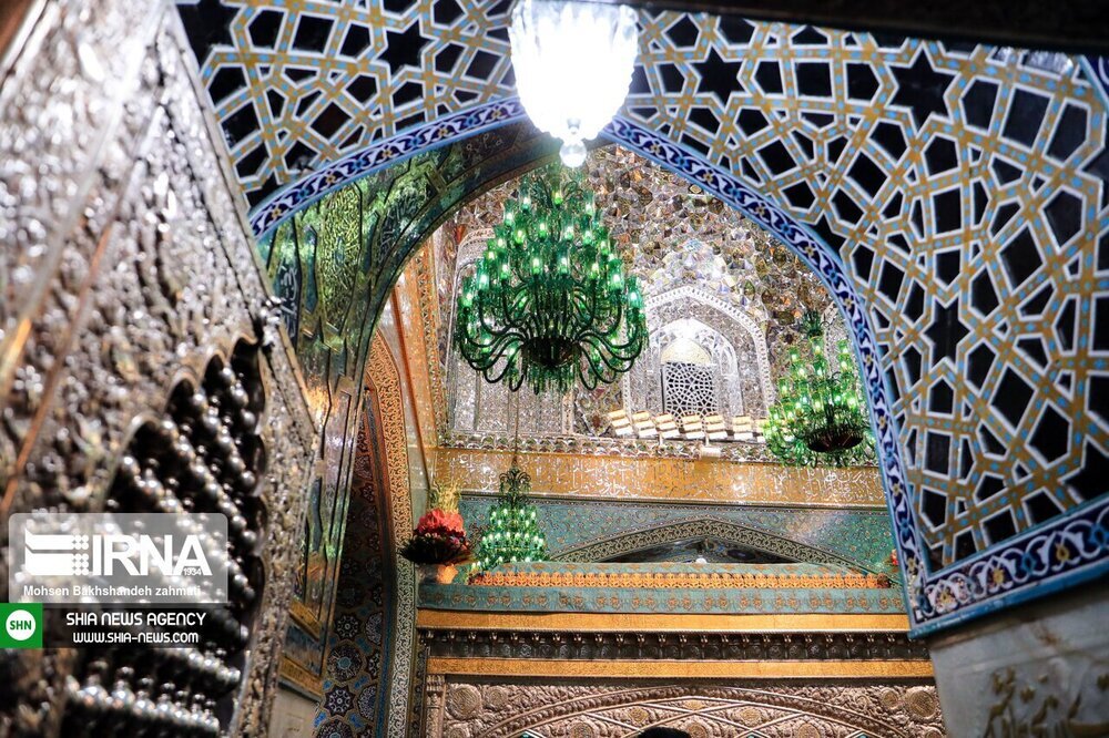 تصاویر/ مراسم تعویض گل های ضریح منور رضوی
