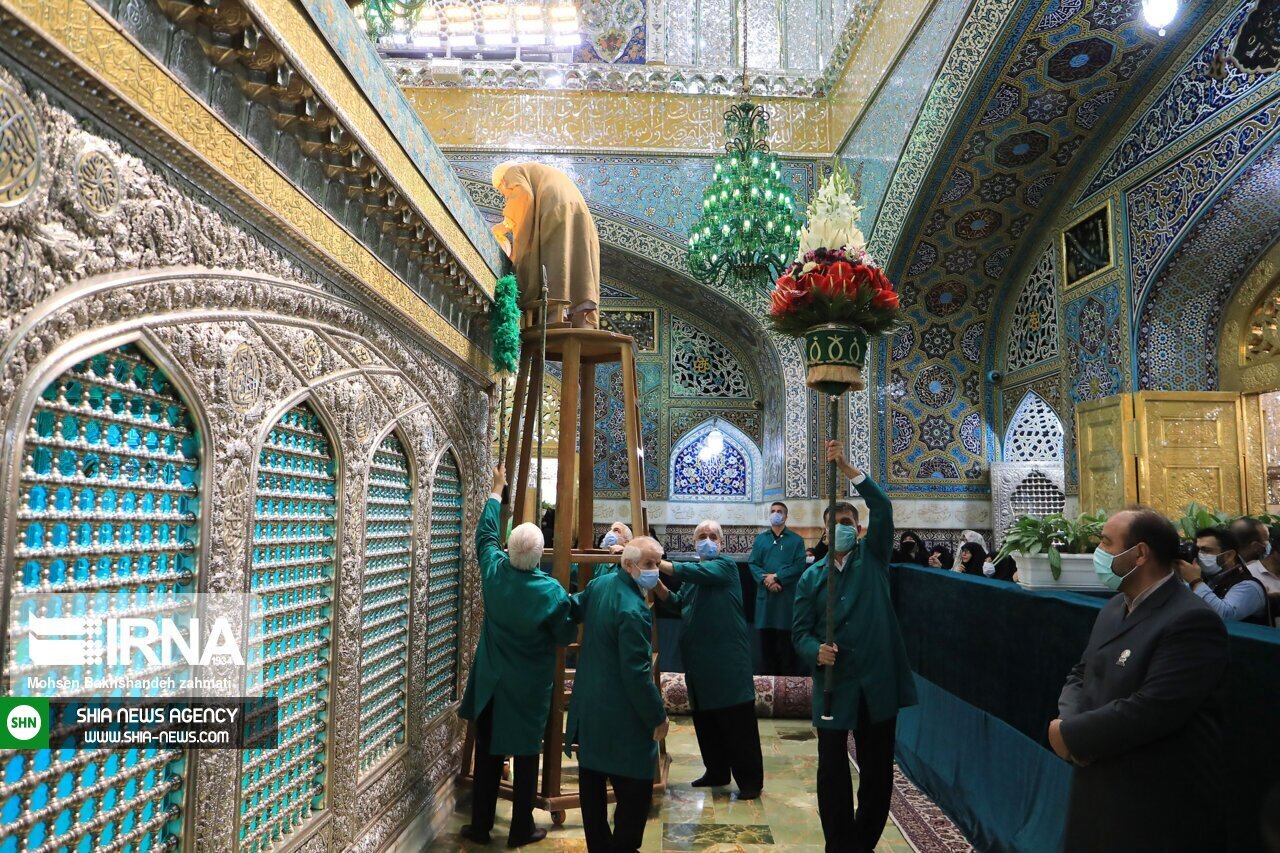 تصاویر/ مراسم تعویض گل های ضریح منور رضوی