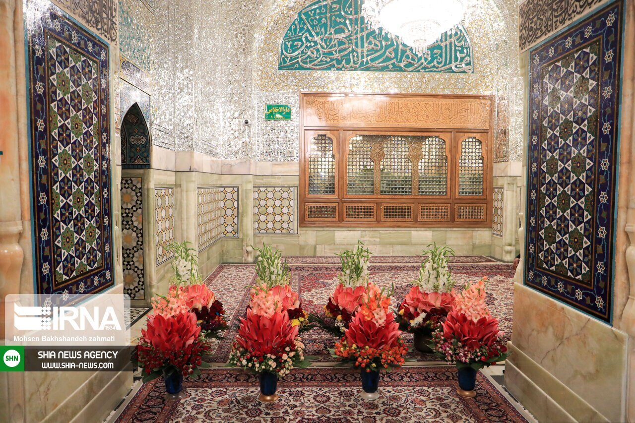 تصاویر/ مراسم تعویض گل های ضریح منور رضوی