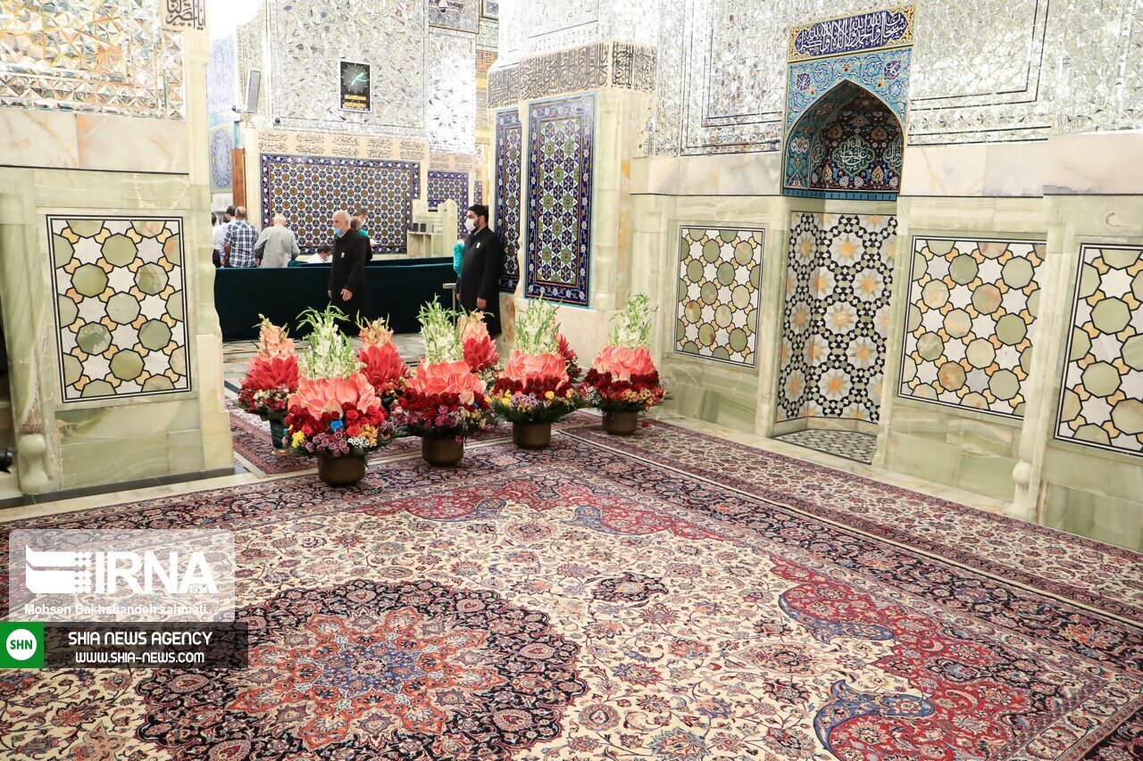 تصاویر/ مراسم تعویض گل های ضریح منور رضوی