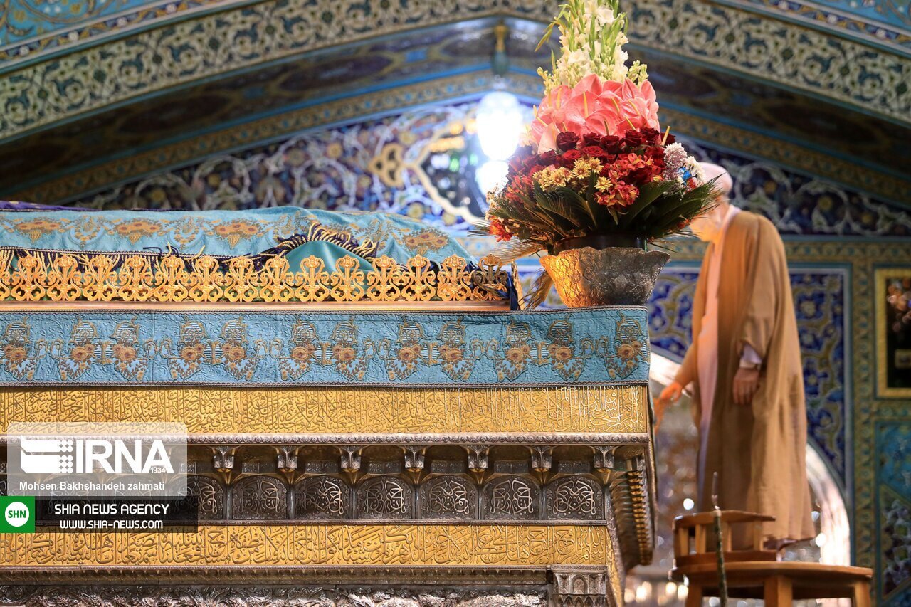 تصاویر/ مراسم تعویض گل های ضریح منور رضوی
