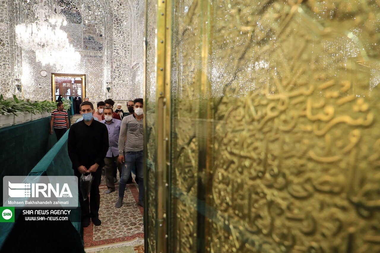 تصاویر/ مراسم تعویض گل های ضریح منور رضوی