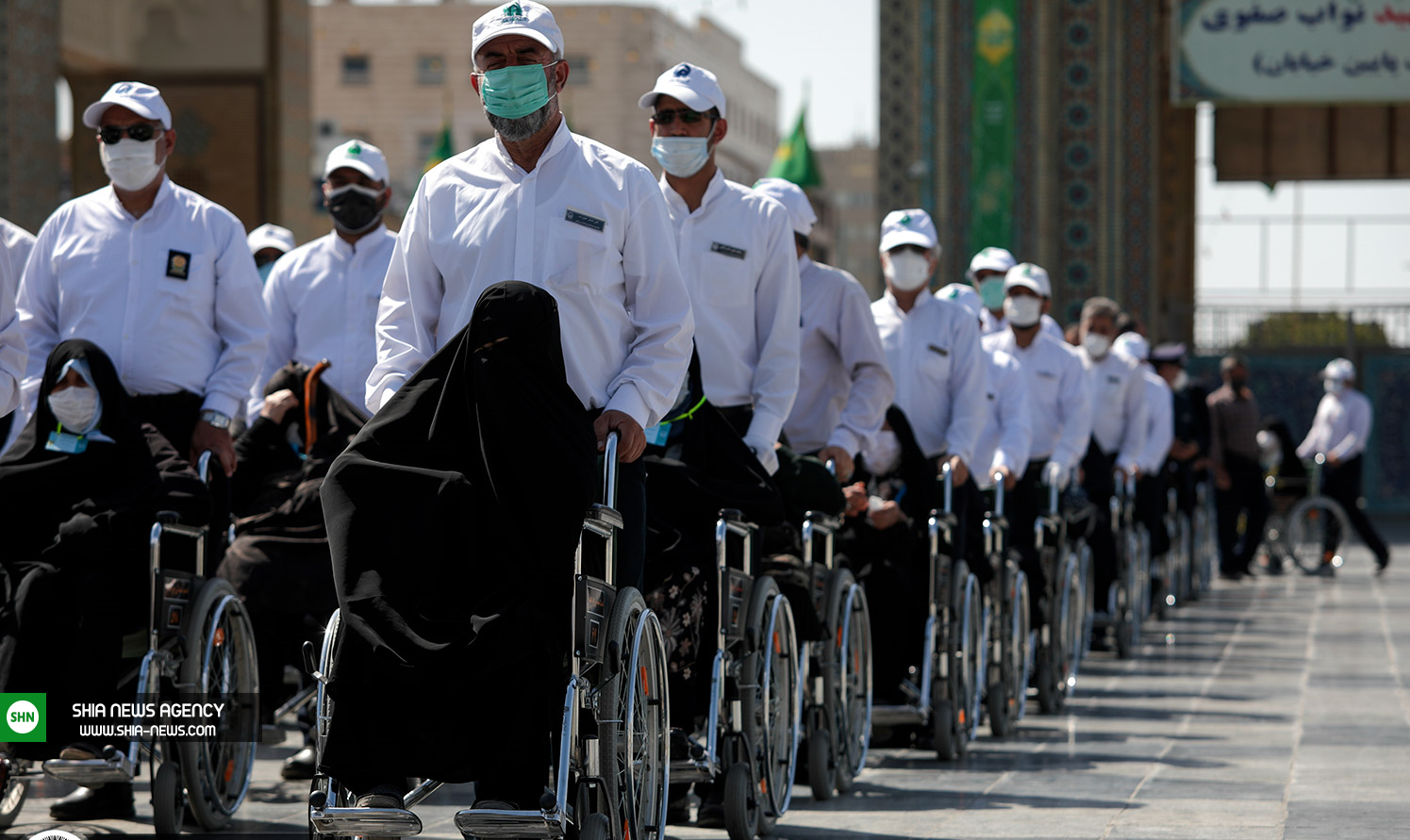 تشرف 100 سالمند محروم به حرم امام رضا (ع)+ تصاویر