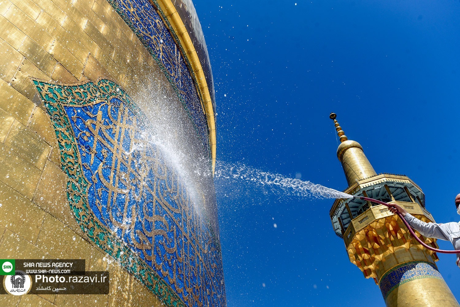 شست و شوی گنبد مطهر رضوی در آستانه ولادت امام رضا(ع)
