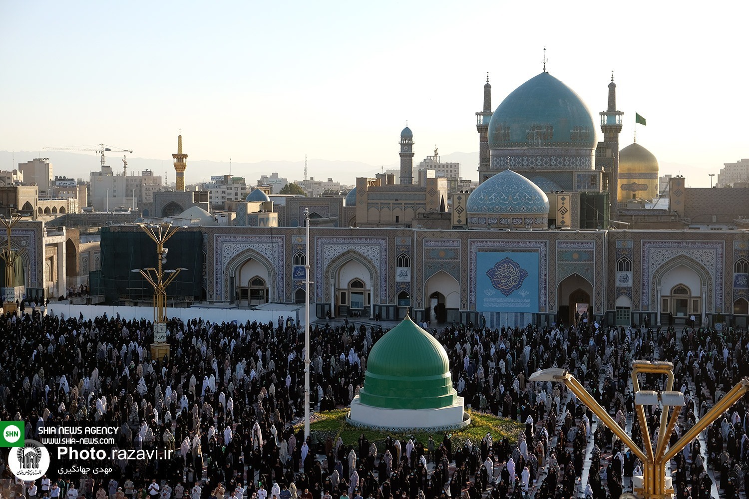 تصاویر/ اقامه نماز عید قربان در حرم مطهر امام رضا (ع)