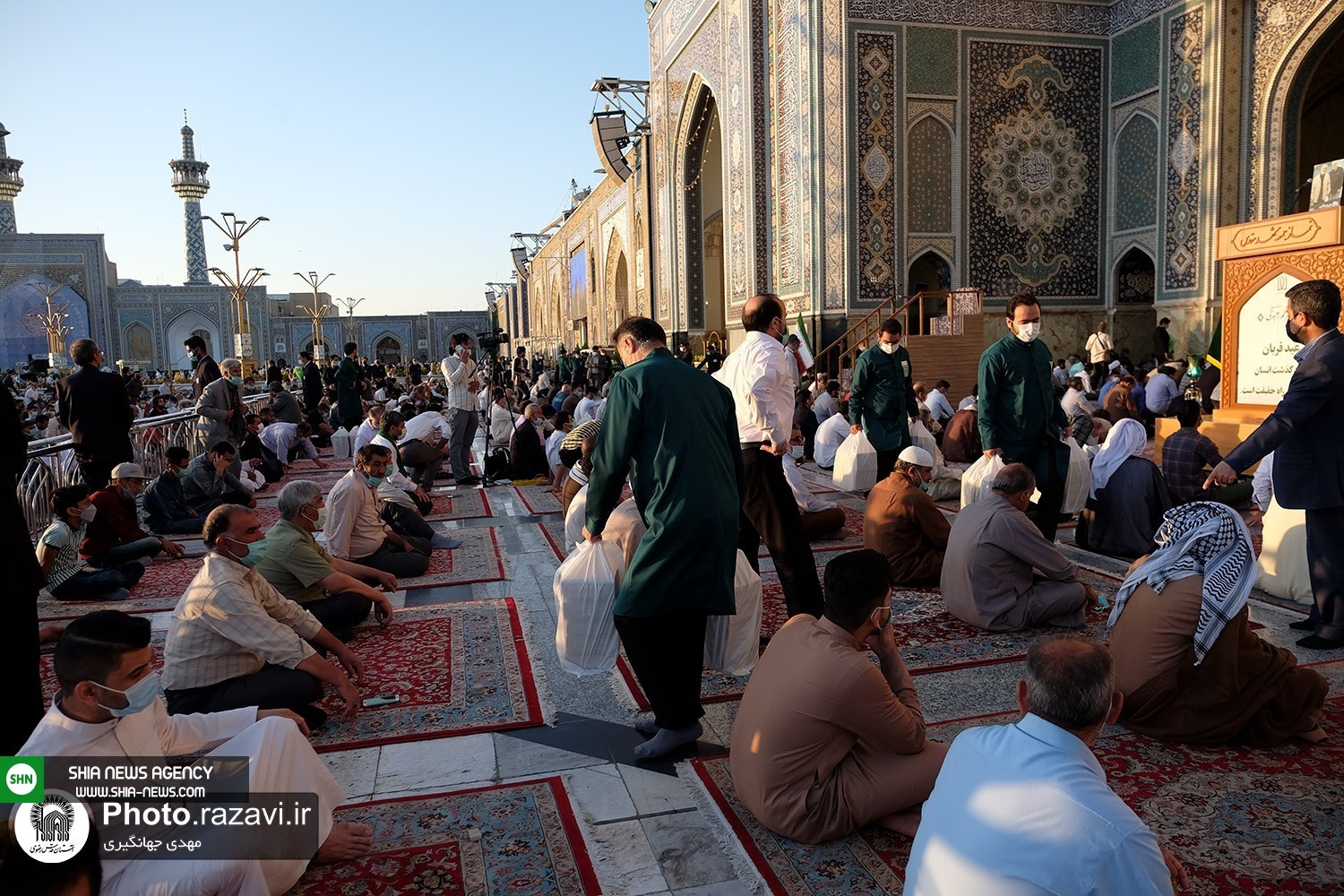 تصاویر/ اقامه نماز عید قربان در حرم مطهر امام رضا (ع)
