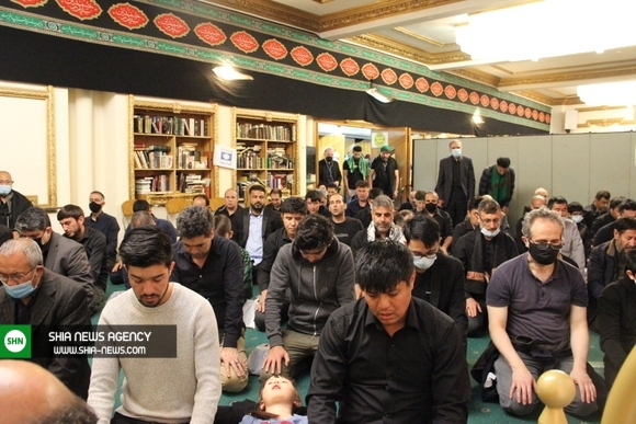 تصاویری از نماز ظهر عاشورا در مرکز اسلامی انگلیس