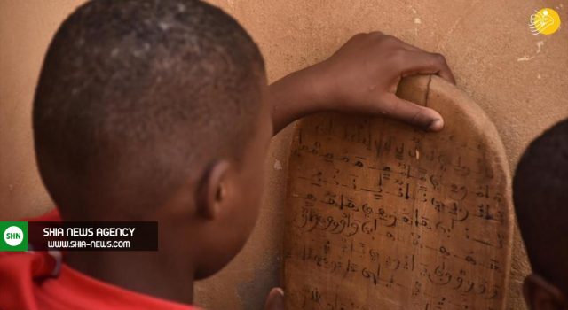 یادگیری قرآن‎‌کریم با تخته های چوبی در موریتانی+ تصاویر