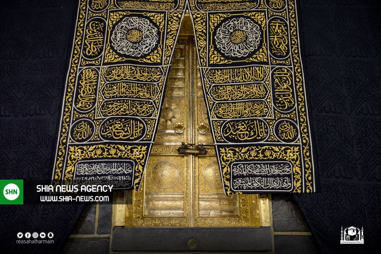 صیقل دادن قاب نقره ای حجر الاسود و در کعبه