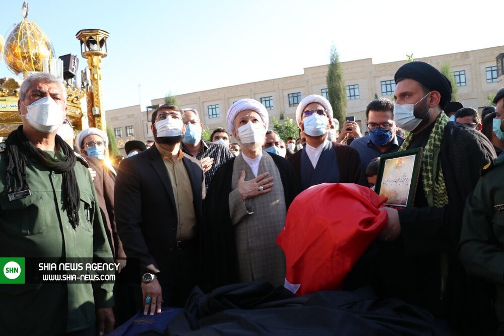 تصاویر/ اهتزاز پرچم عزای حسینی در بین الحرمین شیراز تصاویر/ اهتزاز پرچم عزای حسینی در بین الحرمین شیراز