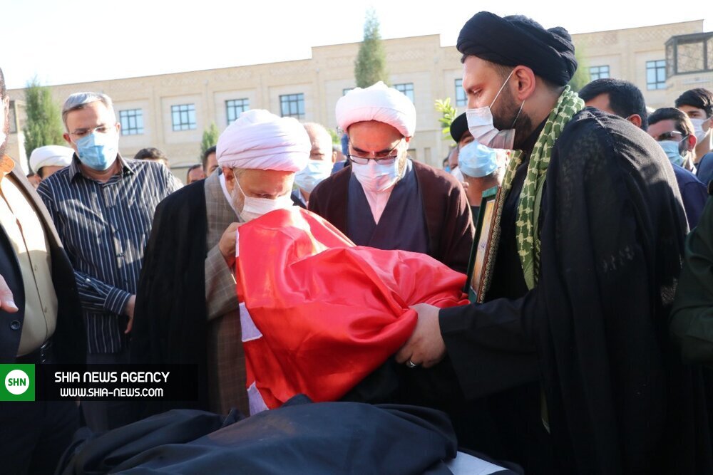 تصاویر/ اهتزاز پرچم عزای حسینی در بین الحرمین شیراز تصاویر/ اهتزاز پرچم عزای حسینی در بین الحرمین شیراز