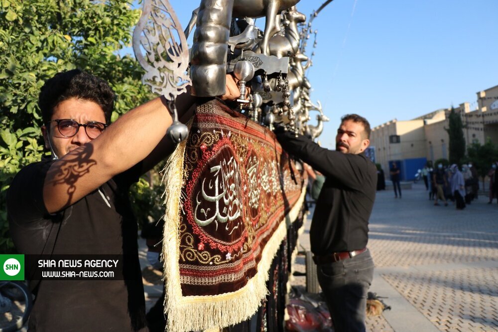 تصاویر/ اهتزاز پرچم عزای حسینی در بین الحرمین شیراز تصاویر/ اهتزاز پرچم عزای حسینی در بین الحرمین شیراز