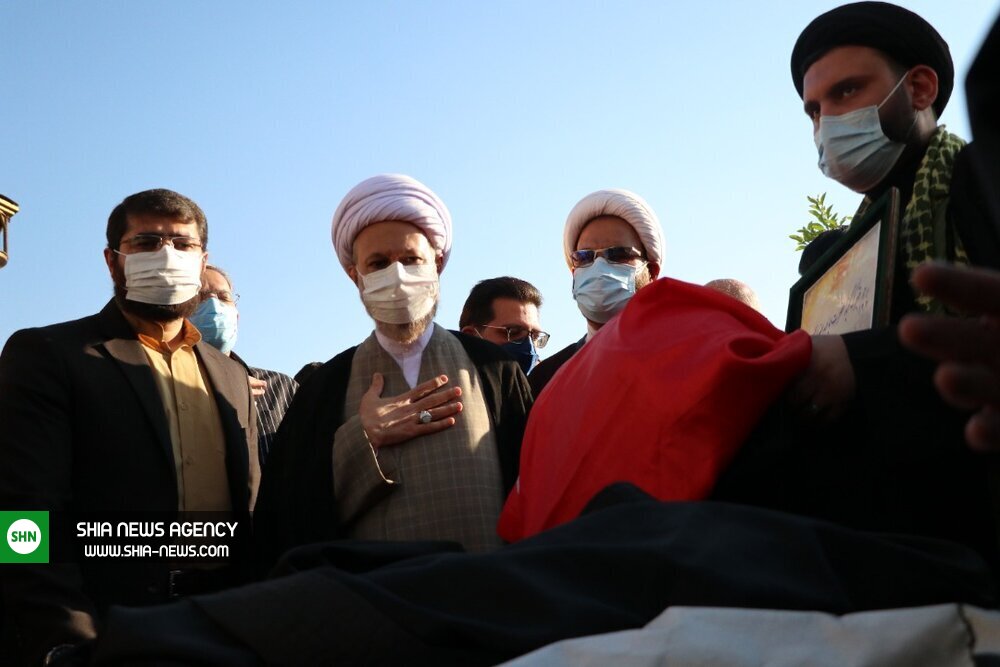 تصاویر/ اهتزاز پرچم عزای حسینی در بین الحرمین شیراز