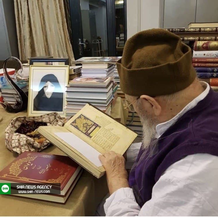 تازه ترین تصاویر انتشار یافته از علامه حسن زاده آملی در کنار قاب عکس همسرش