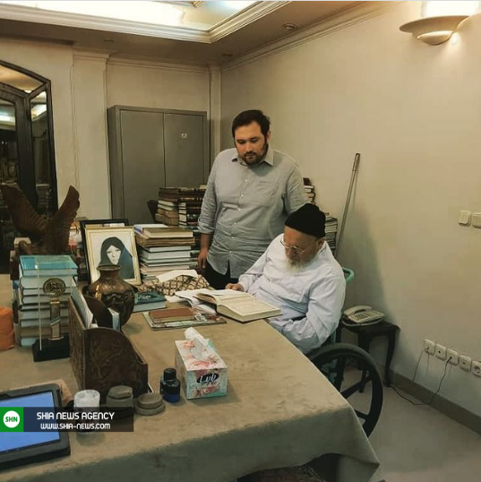 تازه ترین تصاویر انتشار یافته از علامه حسن زاده آملی در کنار قاب عکس همسرش