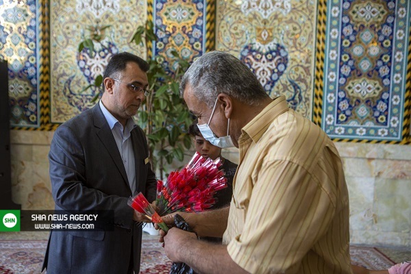 اهدای شاخه گل به زائران حرم حضرت عباس(ع) + تصاویر