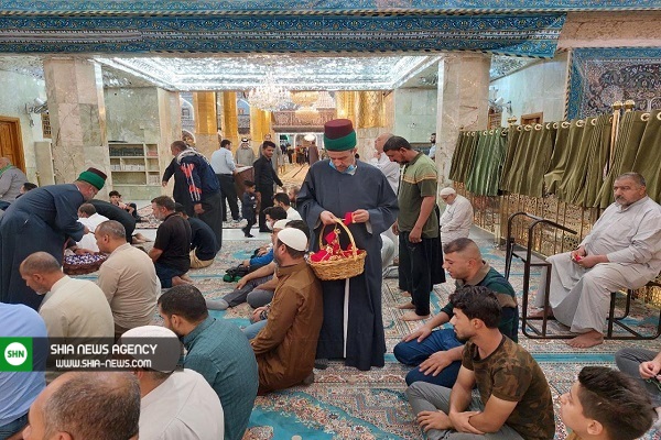 اهدای شاخه گل به زائران حرم حضرت عباس(ع) + تصاویر
