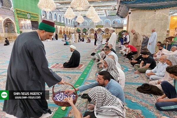 اهدای شاخه گل به زائران حرم حضرت عباس(ع) + تصاویر