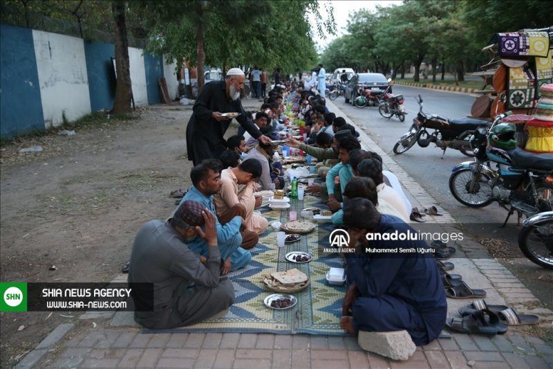 اولین سفره افطار روزه داران در پاکستان+ تصاویر اولین سفره افطار روزه داران در پاکستان+ تصاویر