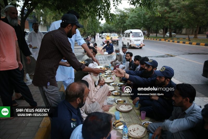 اولین سفره افطار روزه داران در پاکستان+ تصاویر اولین سفره افطار روزه داران در پاکستان+ تصاویر