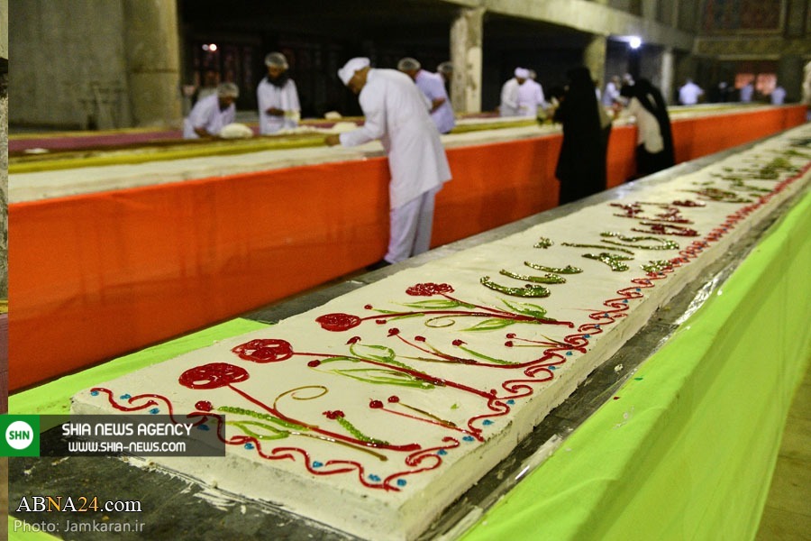 تصاویر/ پخت کیک ۳۱۳ متری در مسجد مقدس جمکران