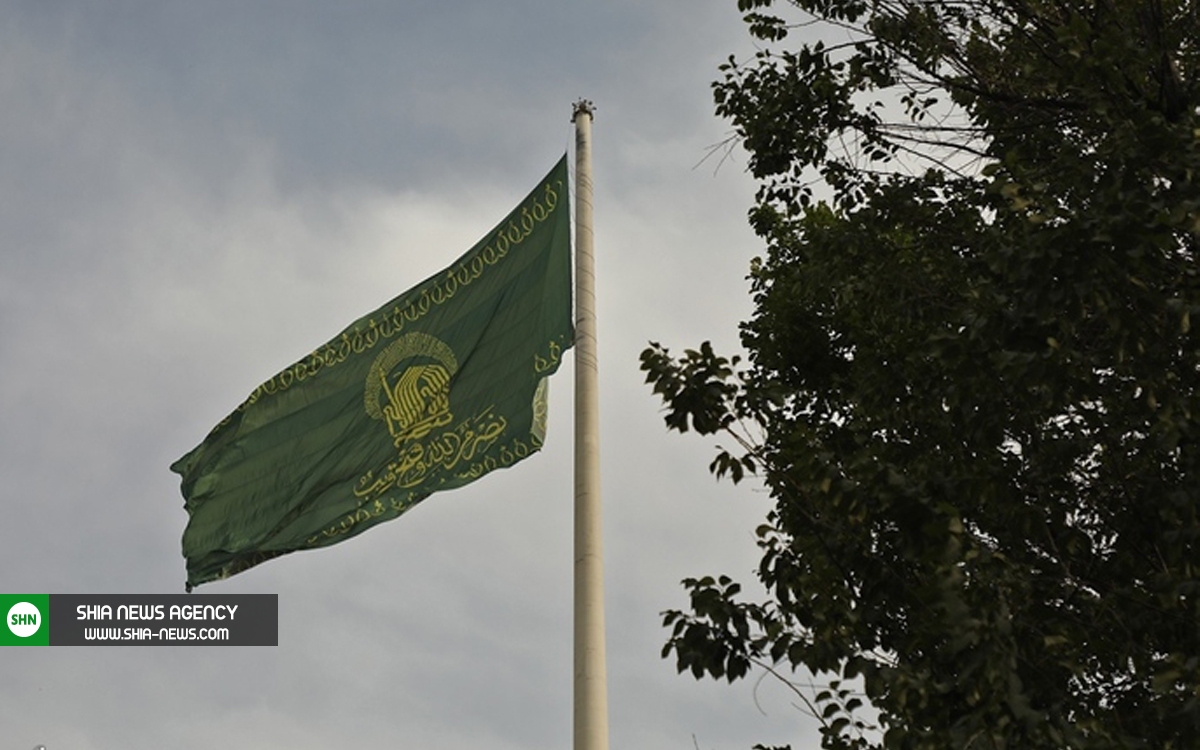 تصاویر/ برافراشتن بزرگ‌ترین پرچم سبز رضوی کشور