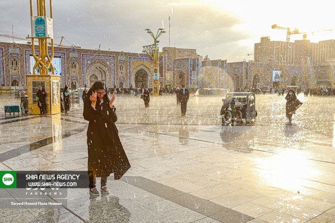 تصاویر/ بارش باران در حرم رضوی همزمان با شب میلاد امام رضا (ع)