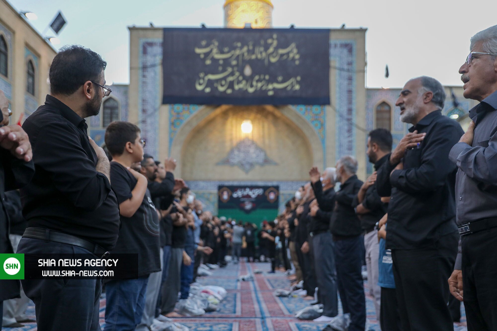 تصاویر/ تجمع هیئت های مذهبی در آستانه تاسوعا و عاشورا در حرم امام رضا(ع) تصاویر/ تجمع هیئت های مذهبی در آستانه تاسوعا و عاشورا در حرم امام رضا(ع)