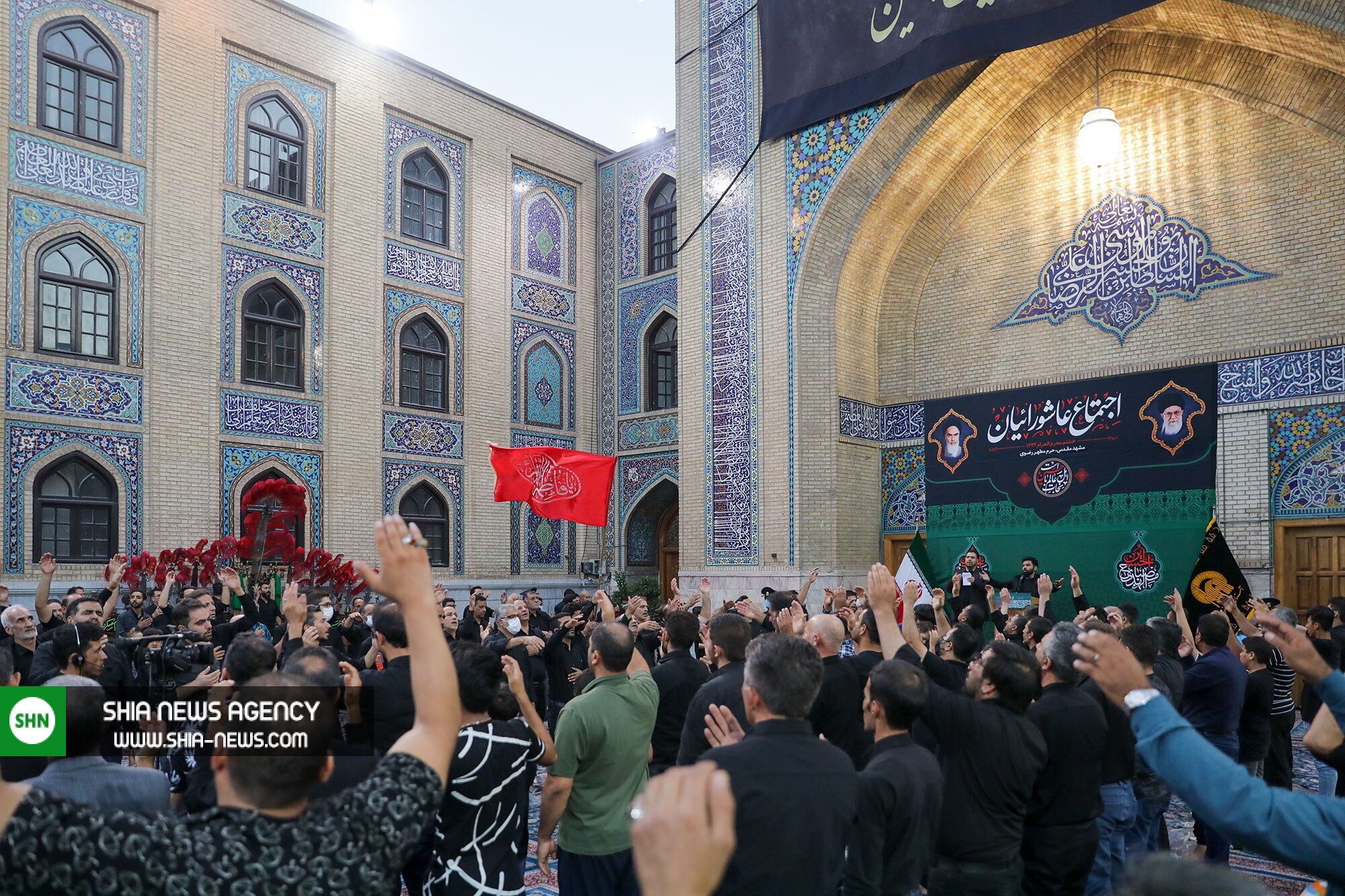 تصاویر/ تجمع هیئت های مذهبی در آستانه تاسوعا و عاشورا در حرم امام رضا(ع) تصاویر/ تجمع هیئت های مذهبی در آستانه تاسوعا و عاشورا در حرم امام رضا(ع)