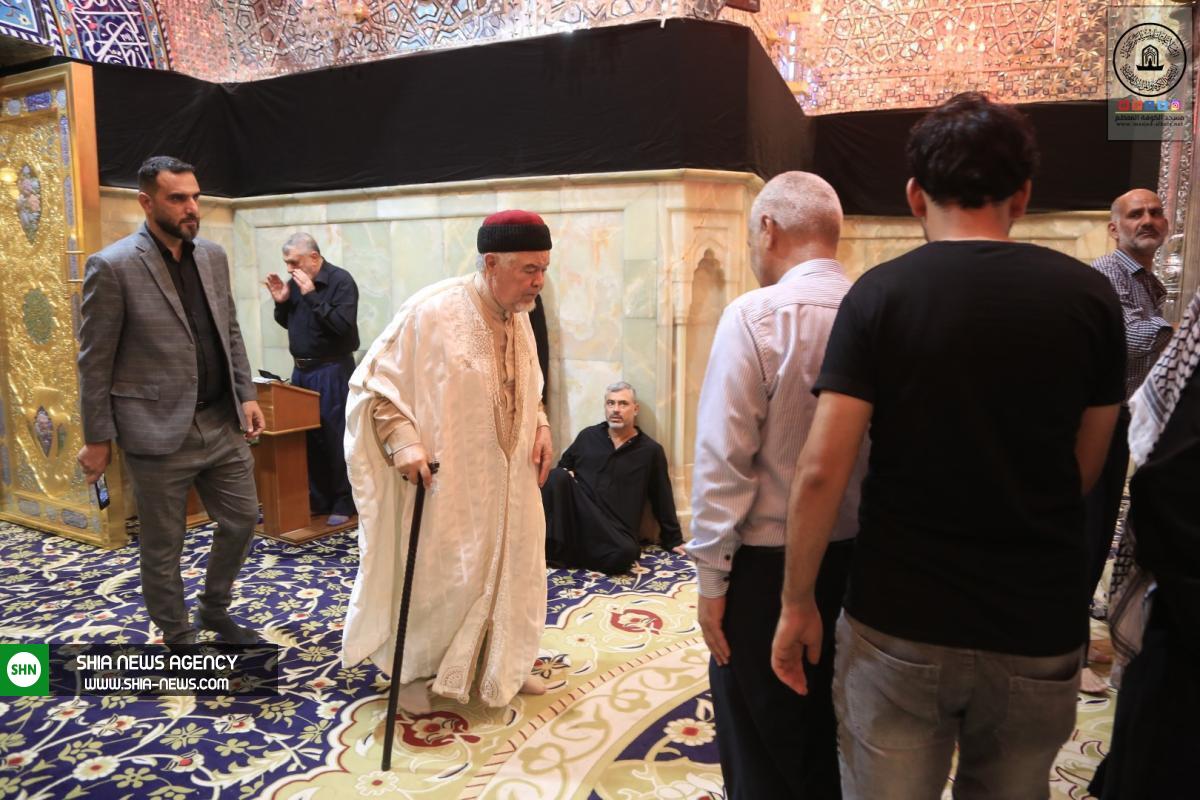 زیارت سید محمد تیجانی از مسجد کوفه+ تصویر