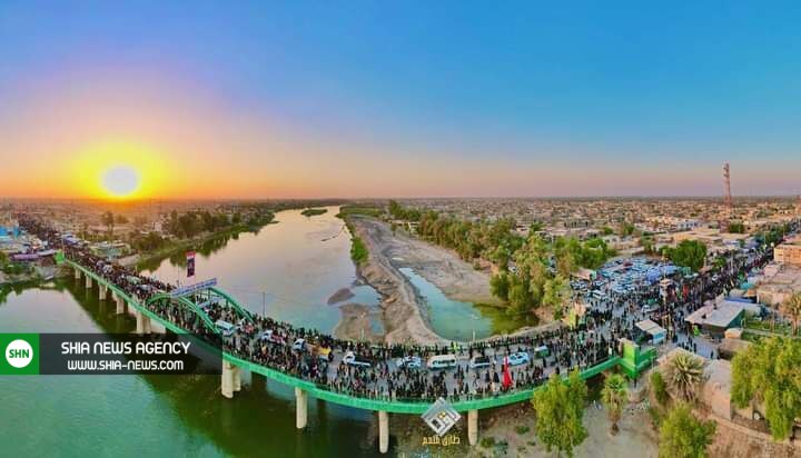 نمایی زیبا از زائران اربعین بر روی پل رودخانه فرات