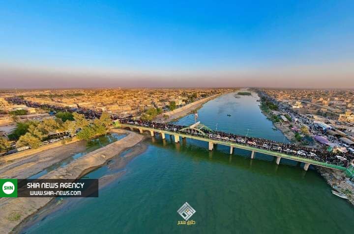 نمایی زیبا از زائران اربعین بر روی پل رودخانه فرات نمایی زیبا از زائران اربعین بر روی پل رودخانه فرات