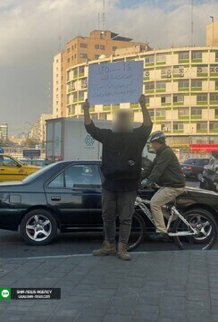 عکس یک جوان معترض به دلار ۳۵۰۰۰ تومانی عکس یک جوان معترض به دلار ۳۵۰۰۰ تومانی