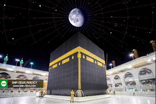 عمود شدن ماه بر فراز کعبه+ تصویر عمود شدن ماه بر فراز کعبه+ تصویر