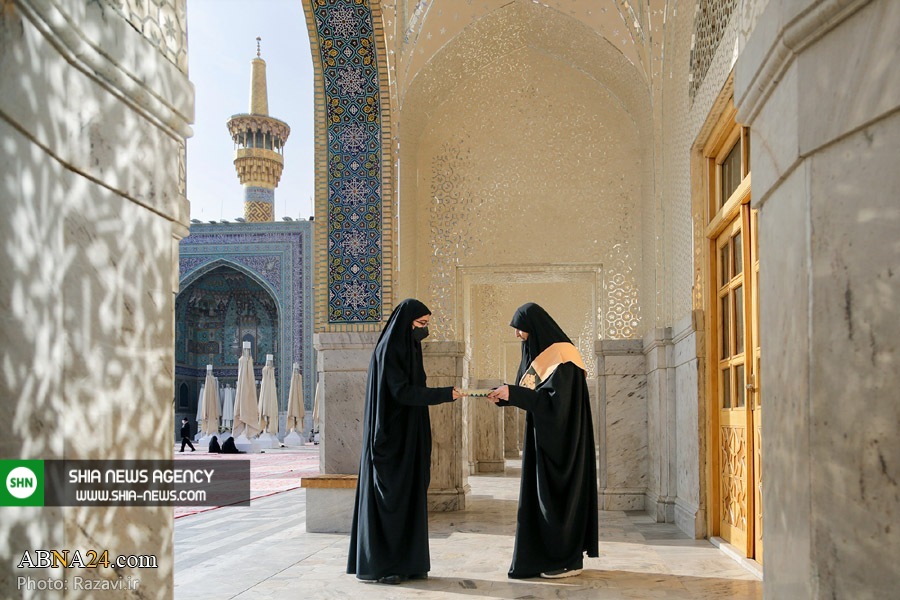 تصاویر/ اهداء هدیه متبرک حرم مطهر رضوی به بانوان زائر تصاویر/ اهداء هدیه متبرک حرم مطهر رضوی به بانوان زائر