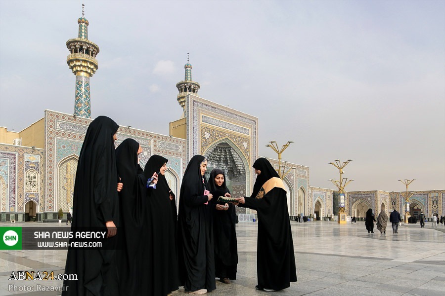 تصاویر/ اهداء هدیه متبرک حرم مطهر رضوی به بانوان زائر تصاویر/ اهداء هدیه متبرک حرم مطهر رضوی به بانوان زائر