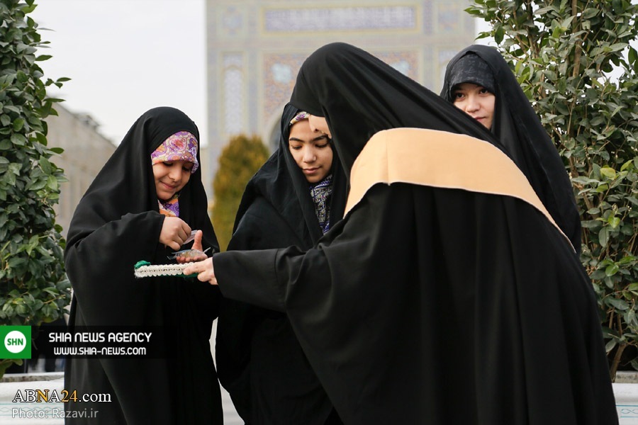 تصاویر/ اهداء هدیه متبرک حرم مطهر رضوی به بانوان زائر تصاویر/ اهداء هدیه متبرک حرم مطهر رضوی به بانوان زائر