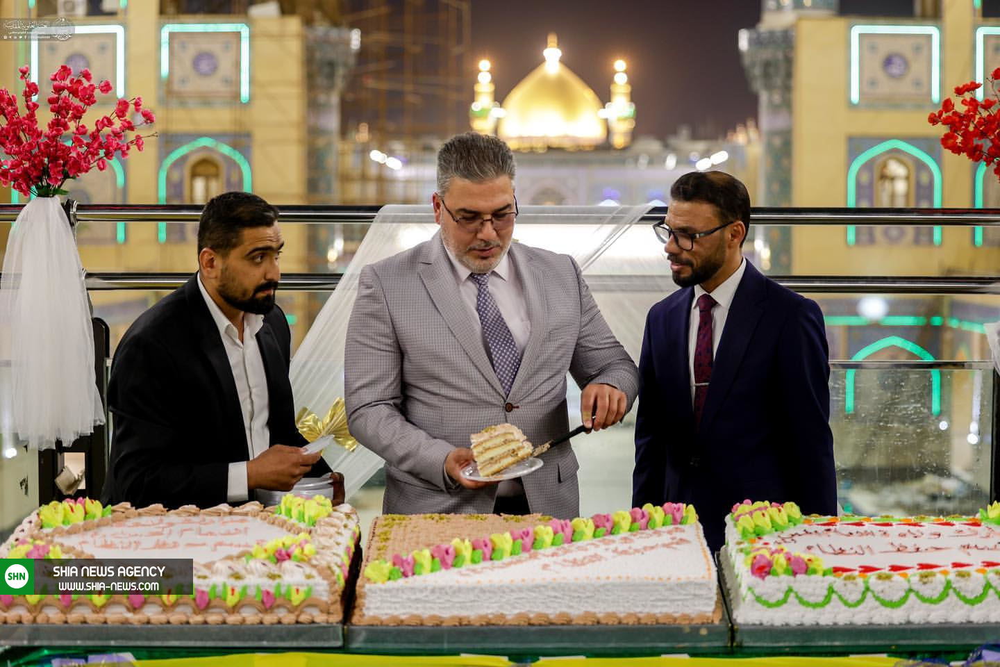 تصاویر/ توزیع ۶ هزار افطاری بین زائران حرم امیرالمومنین(علیه السلام) تصاویر/ توزیع ۶ هزار افطاری بین زائران حرم امیرالمومنین(علیه السلام)