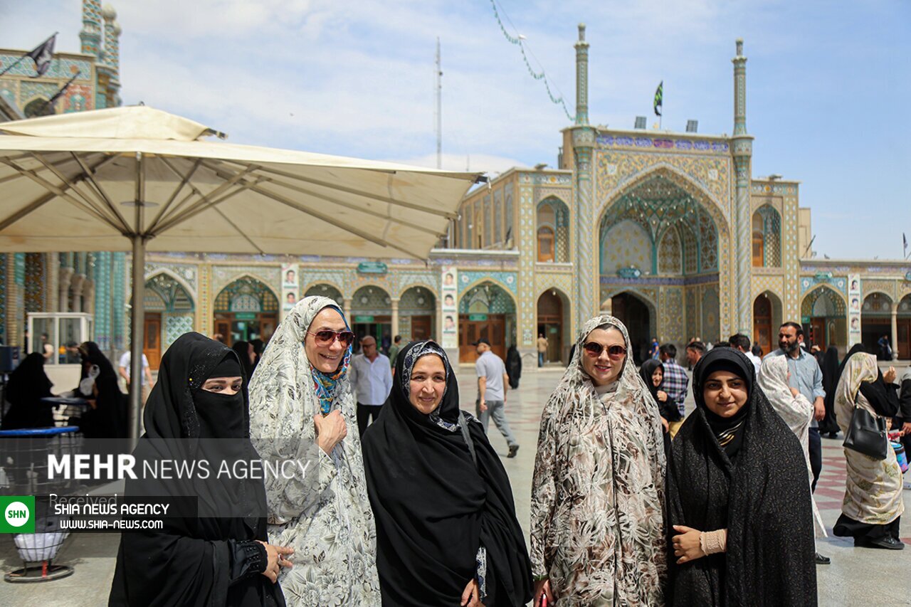 گردشگران یونانی در حرم حضرت معصومه(ع) حضور یافتند+ تصاویر گردشگران یونانی در حرم حضرت معصومه(ع) حضور یافتند+ تصاویر