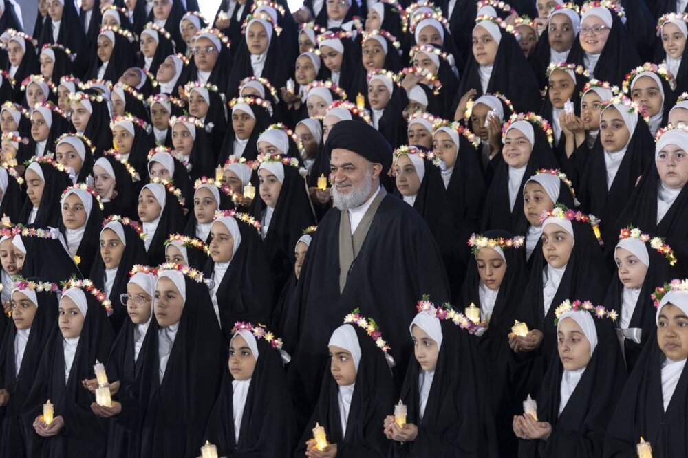 تصاویر/ حضور نماینده آیت الله سیستانی در مراسم جشن تکلیف دختران عراقی تصاویر/ حضور نماینده آیت الله سیستانی در مراسم جشن تکلیف دختران عراقی