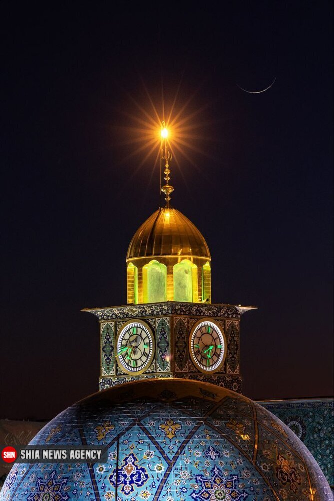 تصاویر/ هلال ماه رمضان بر فراز گنبد قمر بنی هاشم (ع)