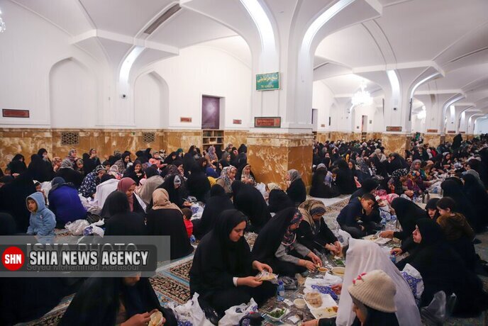 تصاویر/ ضیافت افطاری در حرم مطهر رضوی