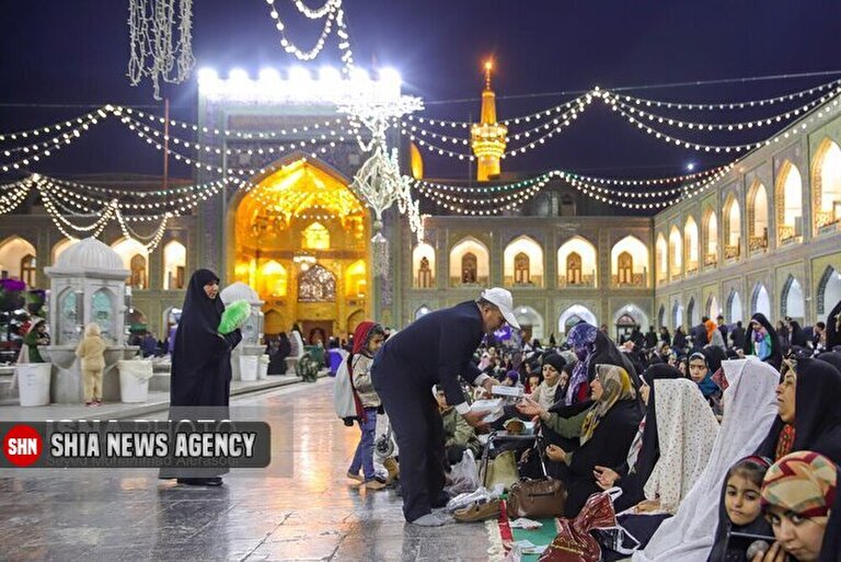 تصاویر/ ضیافت افطاری در حرم مطهر رضوی