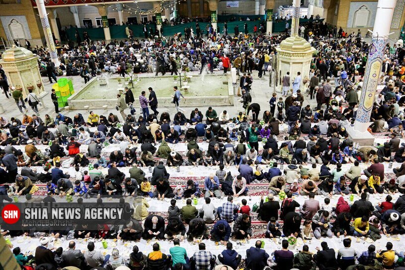 برپایی سفره افطار در حرم حضرت معصومه«س» (عکس)