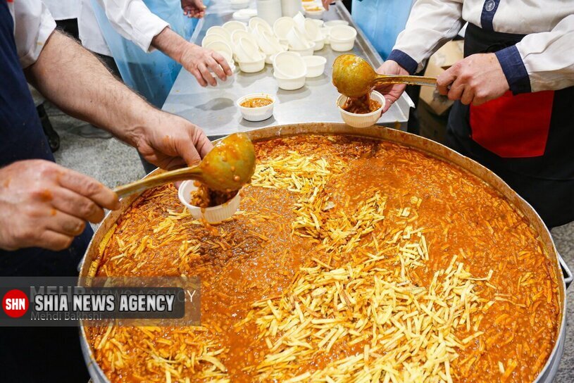 برپایی سفره افطار در حرم حضرت معصومه«س» (عکس)