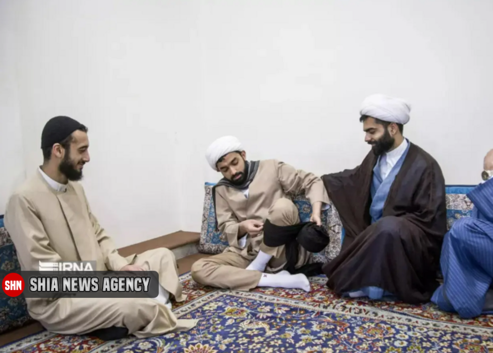 تصاویری متفاوت از عمامهگذاری طلاب تصاویری متفاوت از عمامهگذاری طلاب